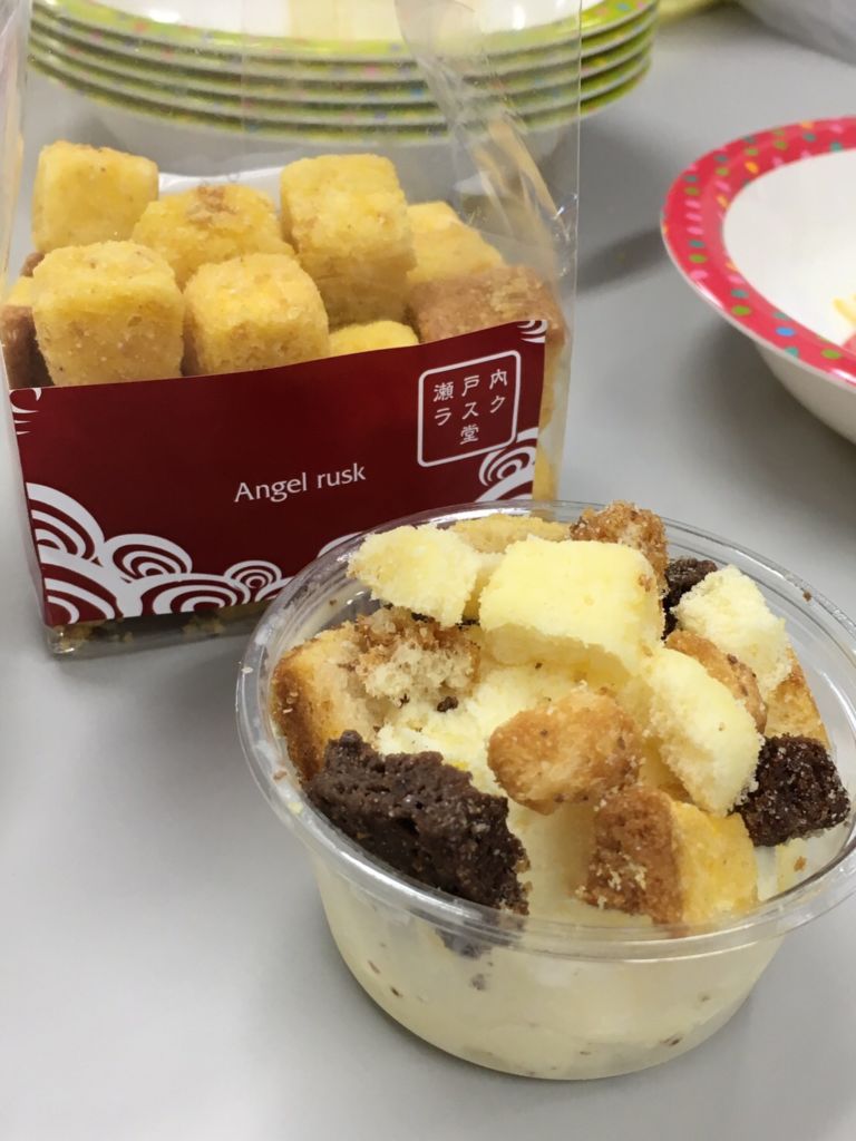 ラスクがアイスに乗っかってます