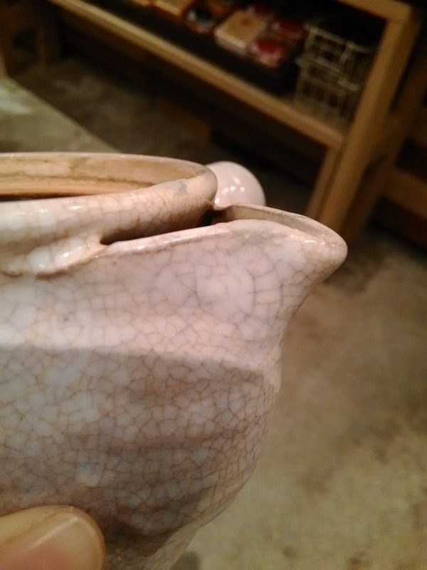 欠けた急須をパテで埋めてます