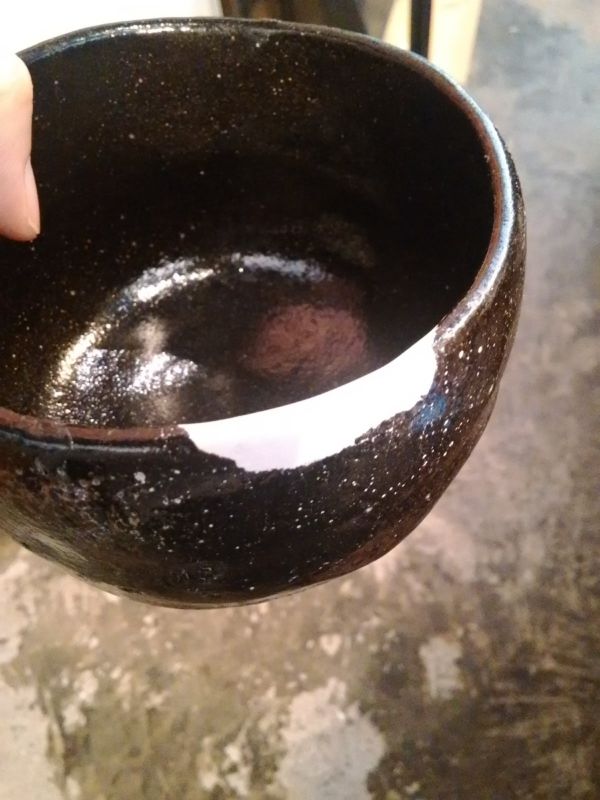 欠けをパテで埋めた茶碗