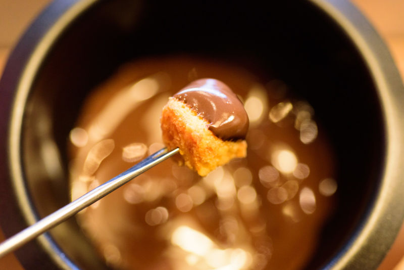 ハバネロラスクをチョコフォンデュにつけた様子