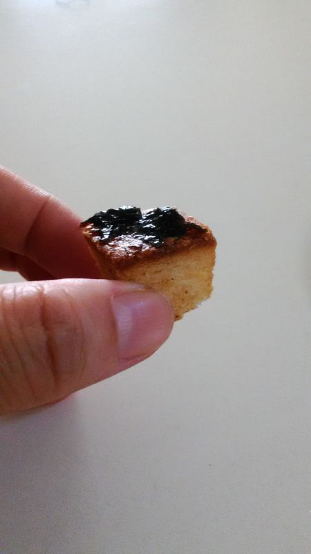 伊吹島いりこラスクにのり佃煮をのせた様子