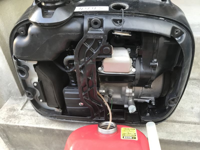 とりあえず、ガソリン抜きます。