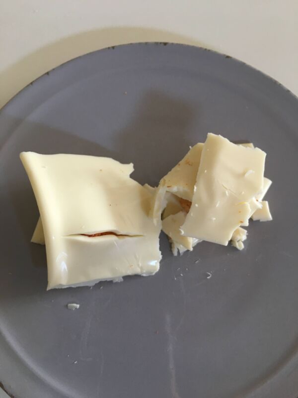 ハバネロにチーズを巻きつける